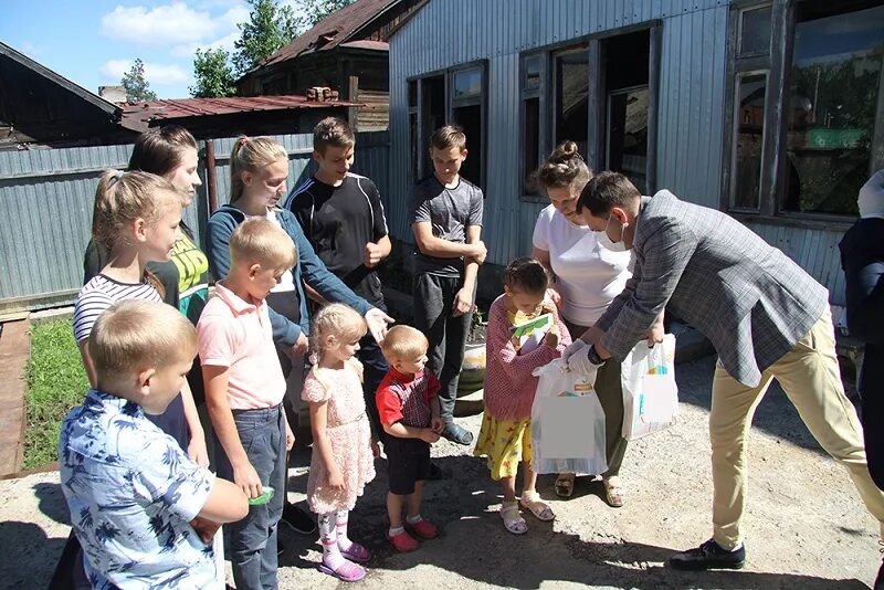 Многодетные очередники спб вк. Бедная многодетная семья. Многодетные семьи Томск. Многодетная семья в Балезино. Многодетные семья Челябинск.