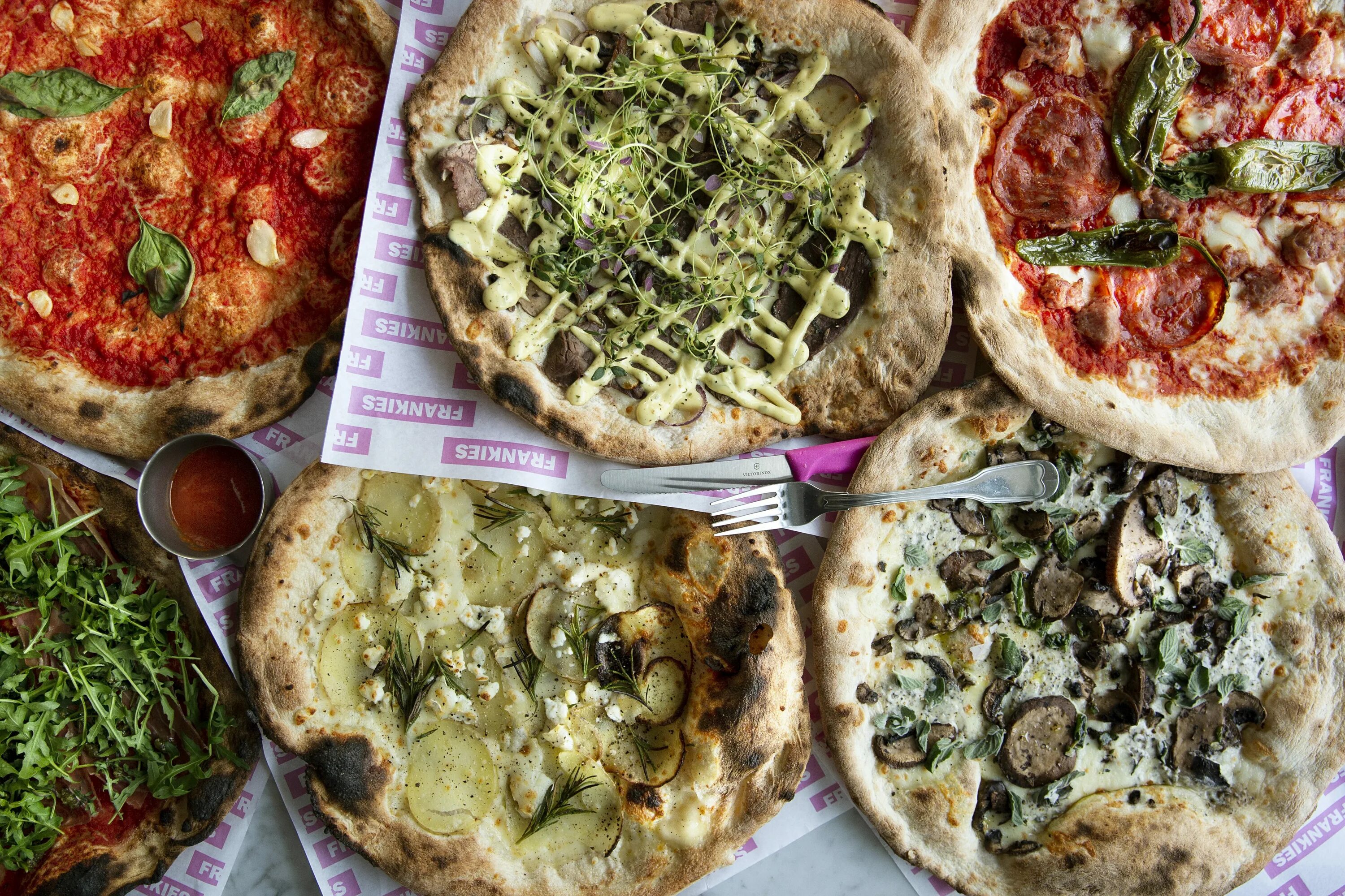 Тич пицца отзывы. Frankie pizza ресторан. фрэнки пицца горки 2. frankie пицца отзывы. пиццы фото отзывы.