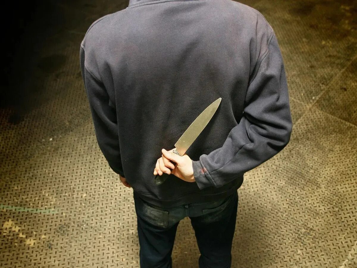 Рука с ножом за спиной.
