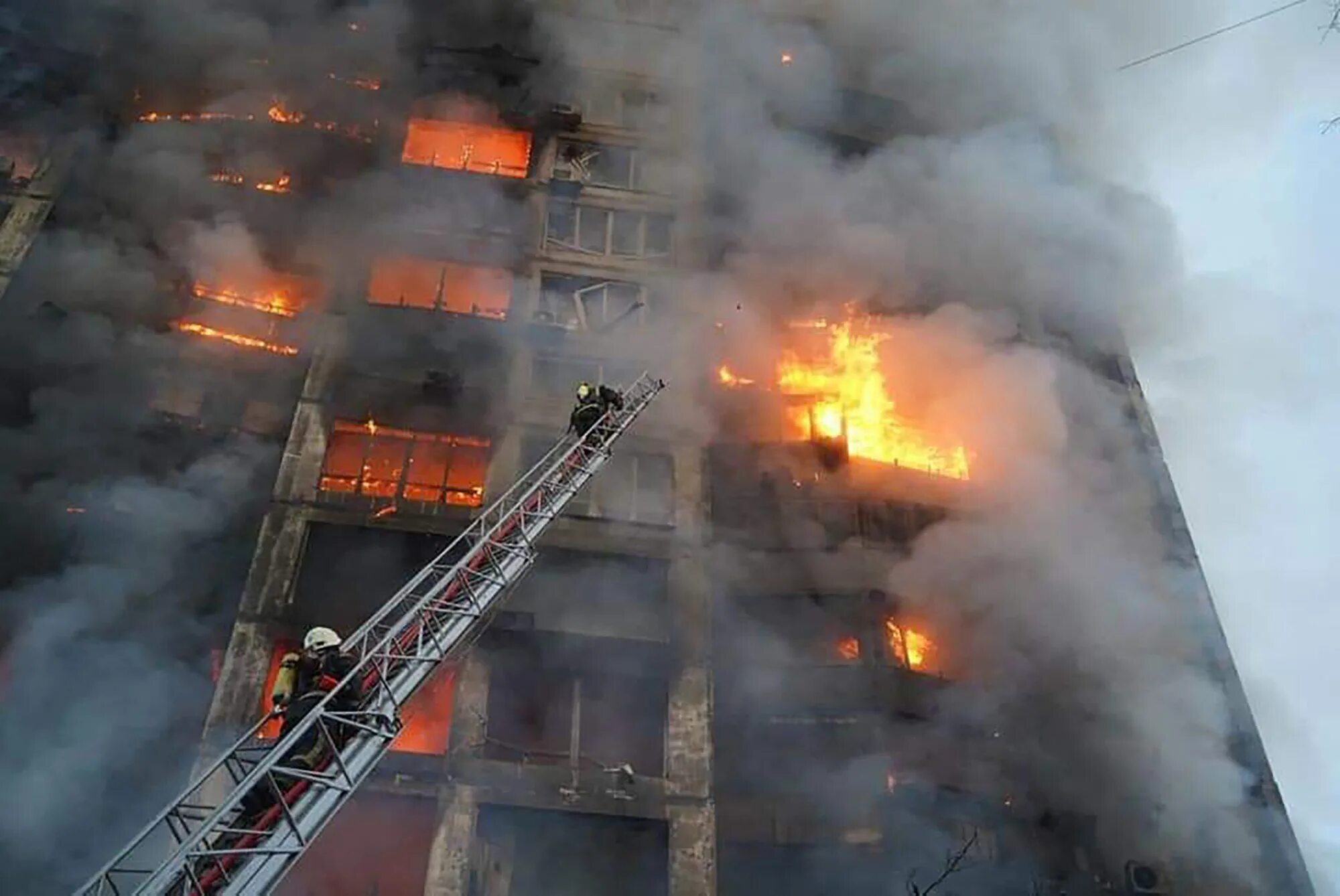 22 июня киев бомбили. Здание горит. Пожар в Москве. Пожар в высотке. Тушат пожар.