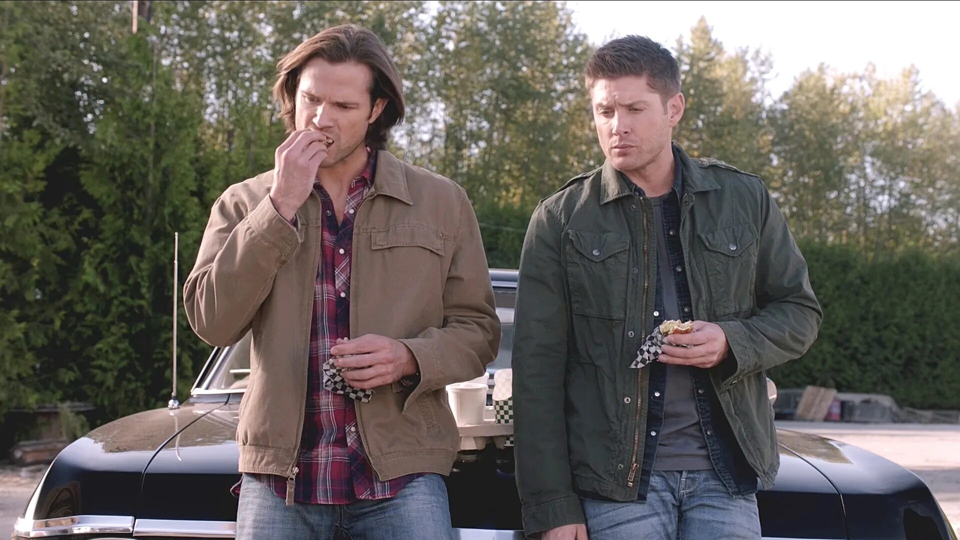 Supernatural сверхъестественное dean sam winchester. Сверхъестественное дин и сэм. Сэм винчестер. Дин винчестер и сэм винчестер. Марк пеллегрино сверхъестественное.