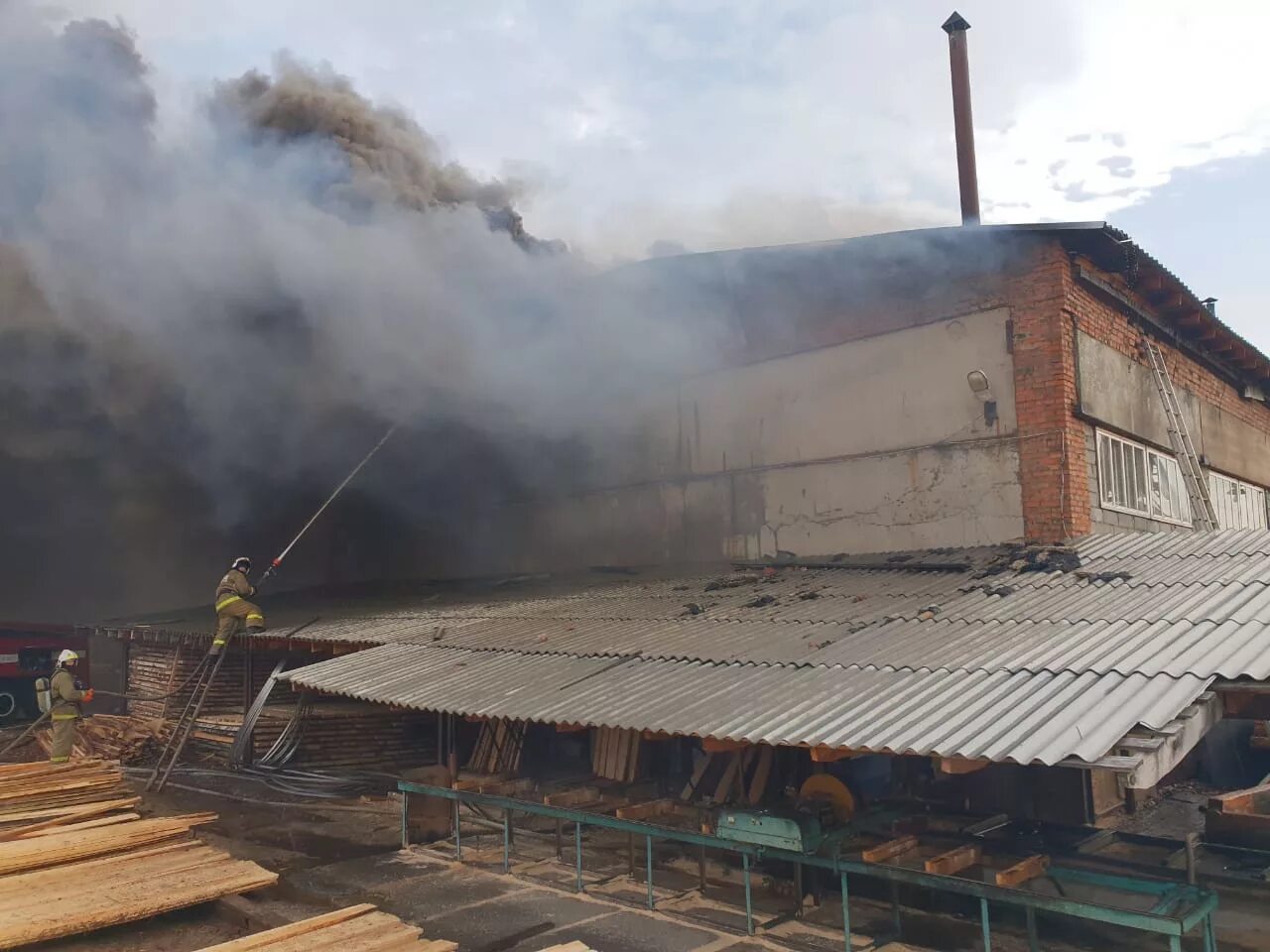 Авария трасса тюмень нижняя тавда. Авария на трассе тюмень нижняя тавда. Пожар в тавде сейчас. Пожар в тавде. Чп тавда.