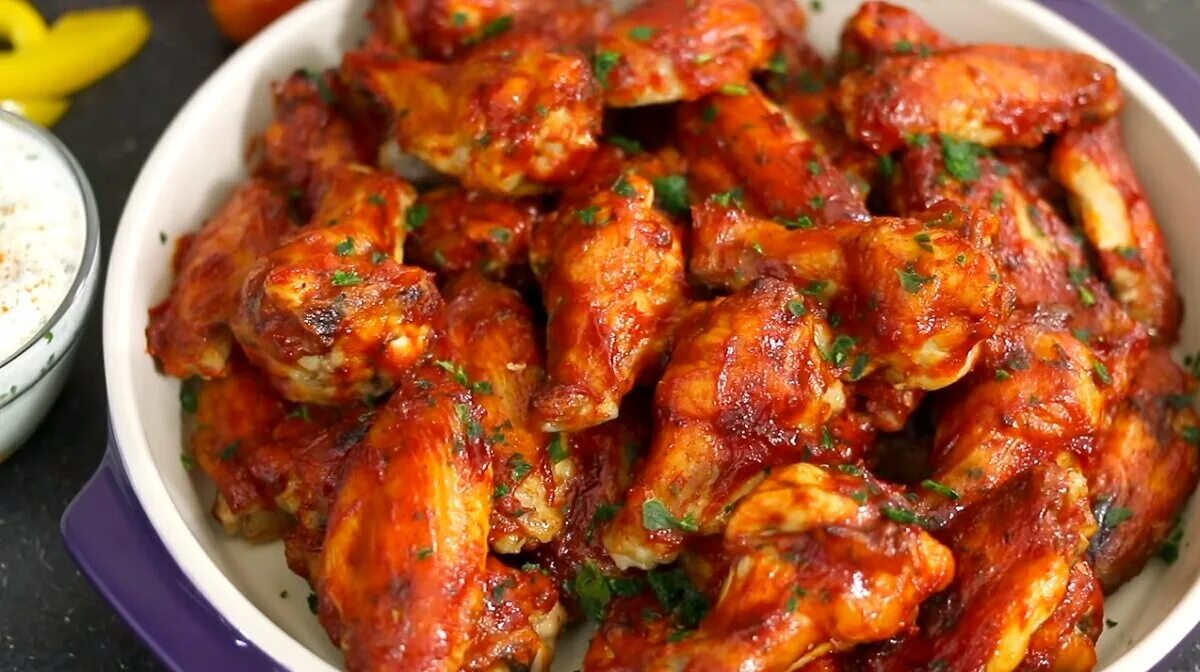 Куриные крылышки в духовке. Запечённые крылышки в духовке. Приготовить крылья вкусно и быстро. Куриные крылья на сковороде. Жареные куриные крылышки на сковороде.