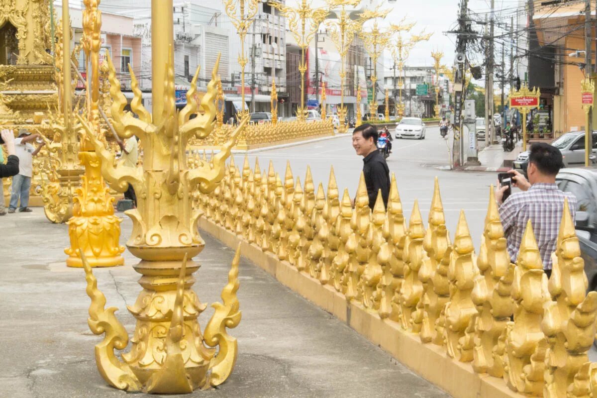 Улица золотистая. Золото на улице. Золотая улица. Улицы из золота. Скульптура из золота на улице.