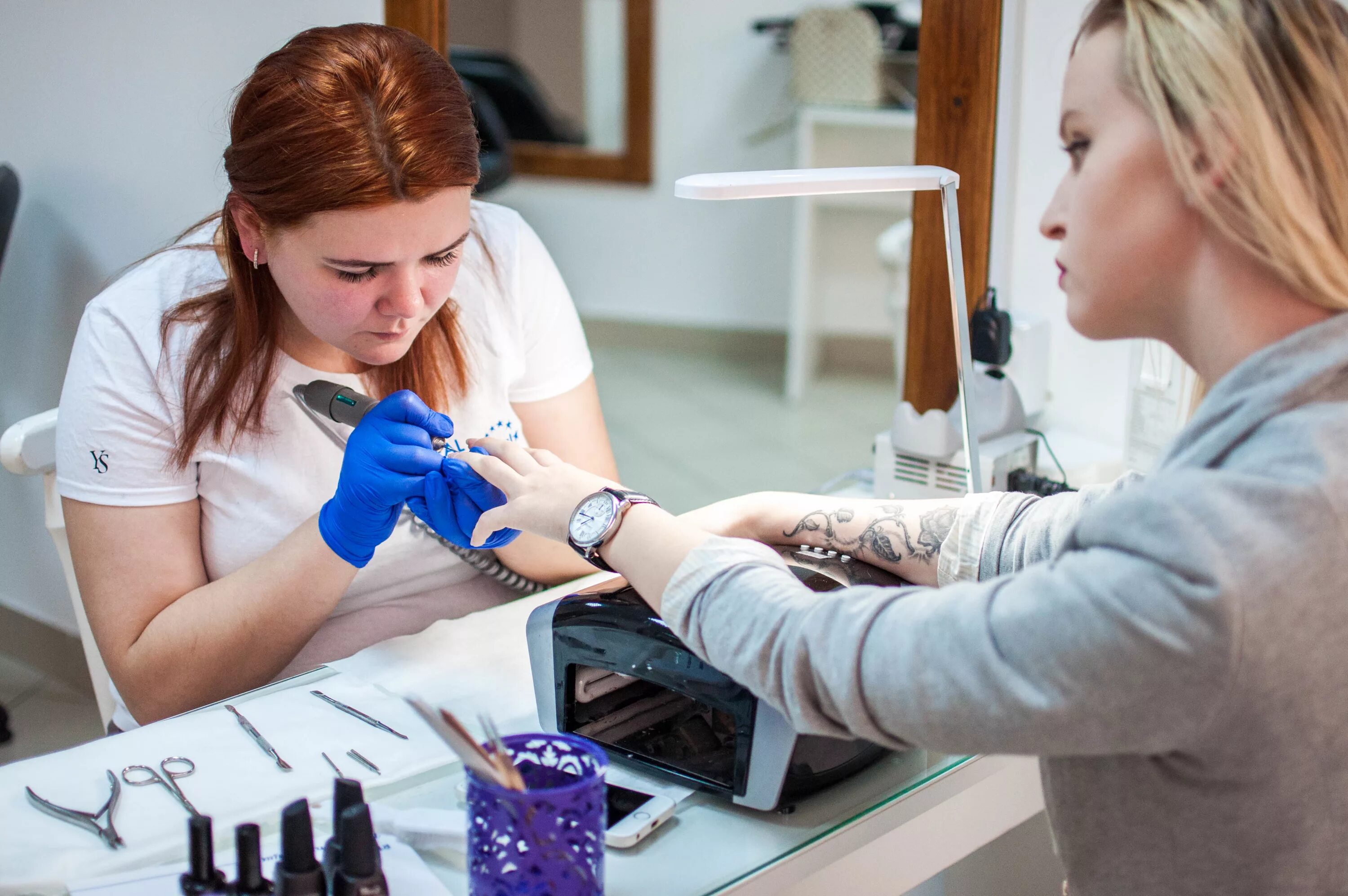 Что сдавать на маникюрщицу после 9 класса. Профессии колледжи после 9 класса. Мастер маникюра. Клиенты на маникюр. Курсы маникюра.