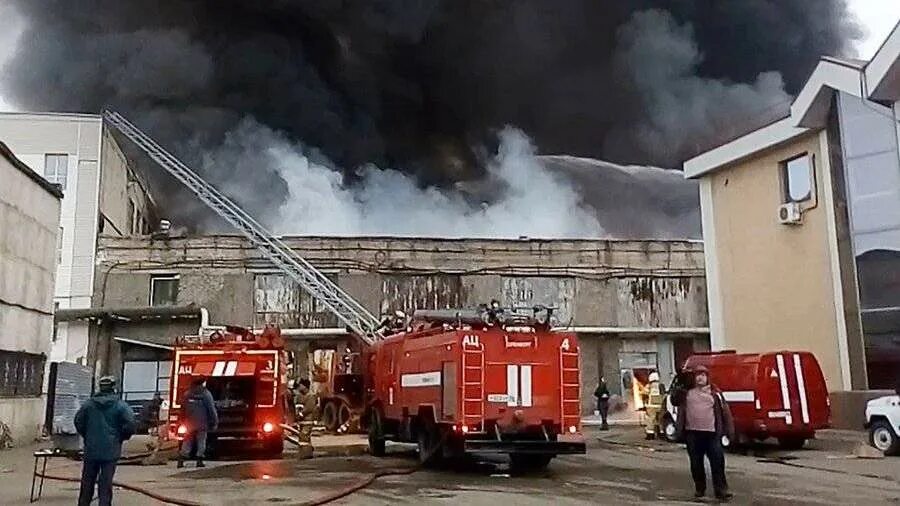 Тц мир пожар. Синдика пожар 2017. пожар в тц. пожар подмосковье в тц «аист». тушение пожара в трц.