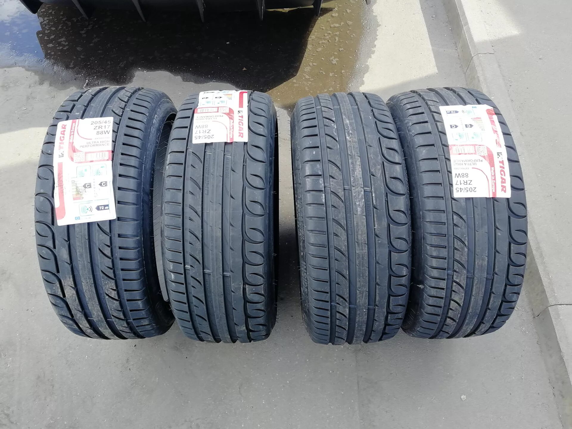 Tigar r17 купить. Tigar UHP 205/45 r17. 205/45 R17 Tigar Ultra High Performance. Резина Tigar r17 205 40. 205/45 R17 Tigar.