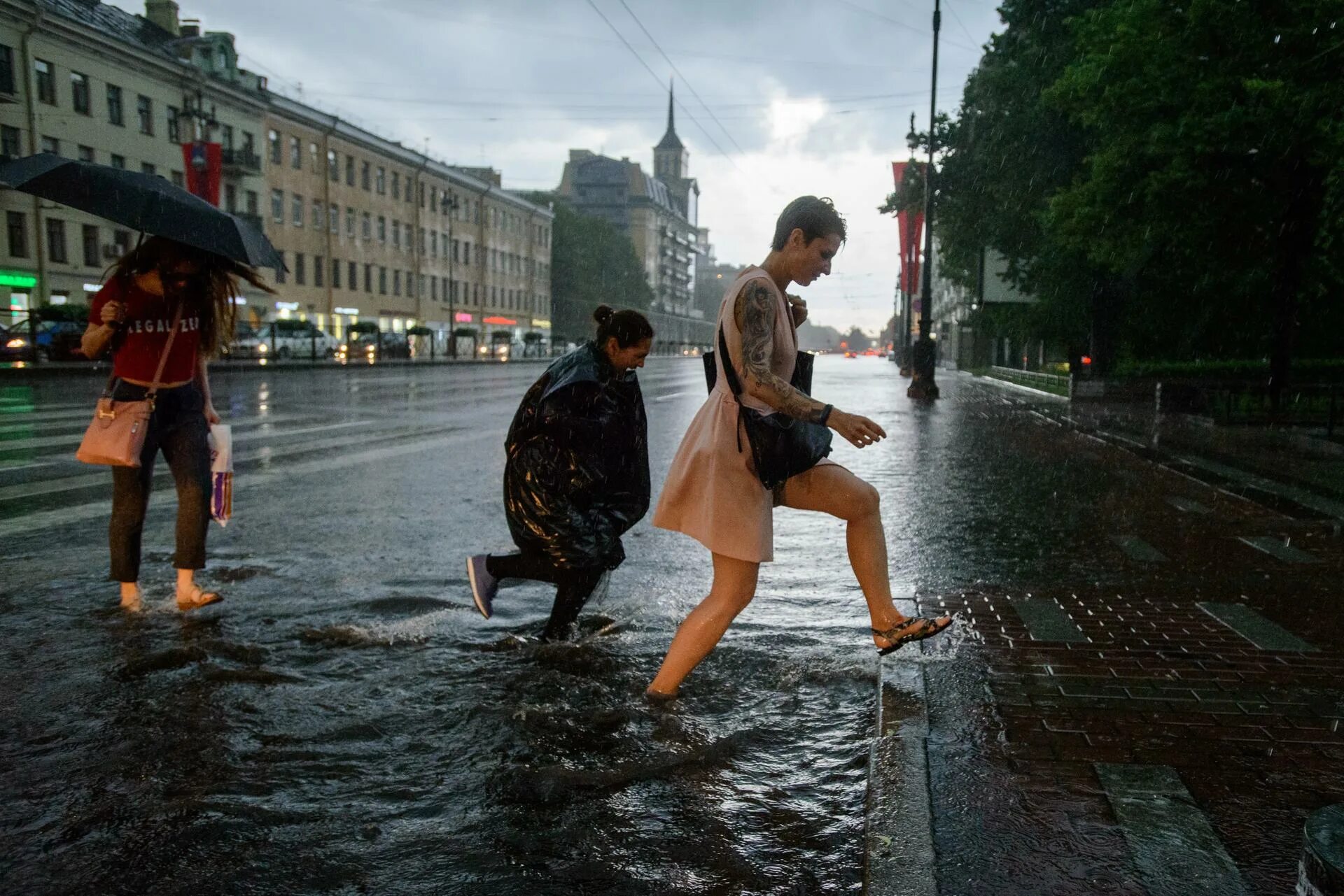 Дождь переехал. Дождь в Питере. Ливень. Ливень в СПБ.