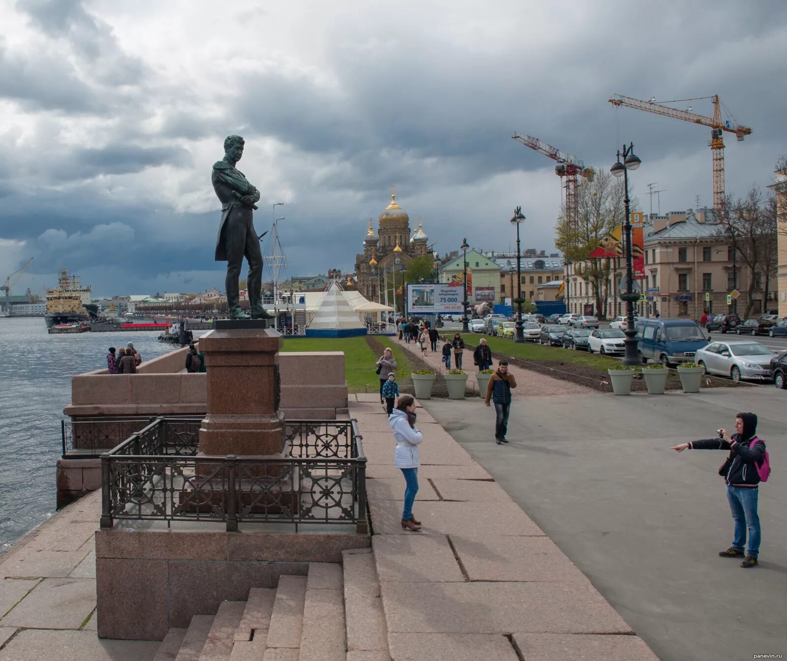 Памятник Крузенштерну в Питере. Лейтенанта Шмидта наб.памятник Крузенштерну. Памятник на набережной лейтенанта Шмидта. Памятник Крузенштерну на Васильевском острове. Набережная на васильевском острове