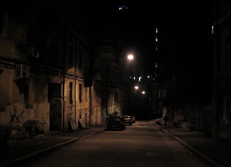 Темная улица россии. Темные улицы города. Темные улицы России. Мрачная ночная улица. Темный переулок.