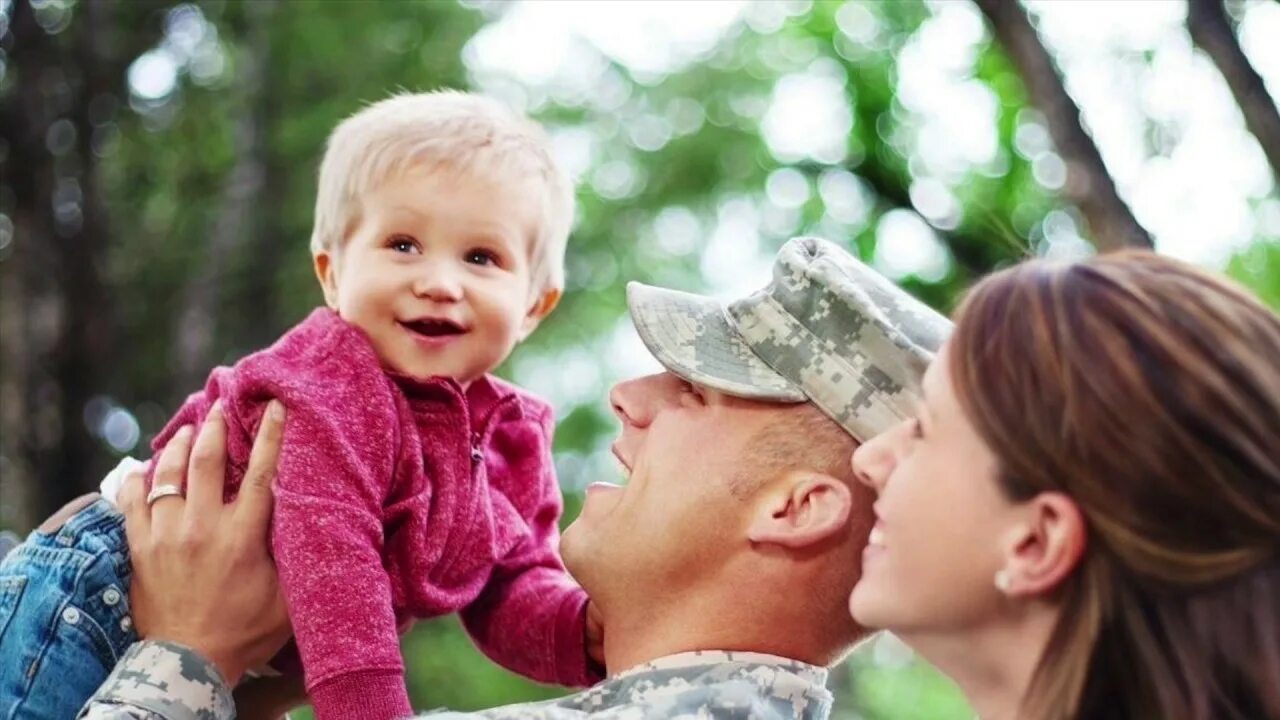 Единовременное военный семья. ВОЕННЫЙС семькей. Семья военнослужащего. Солдат с семьей. Счастливая семья военных.