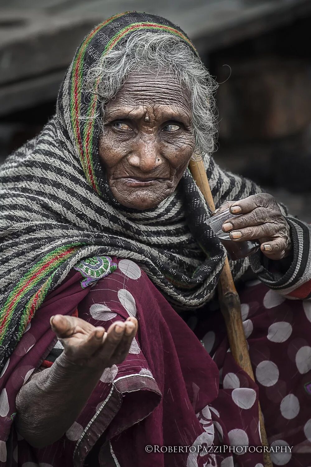 Фотограф Роберто Пацци. Бедные индийские женщины. Бедная женщина.