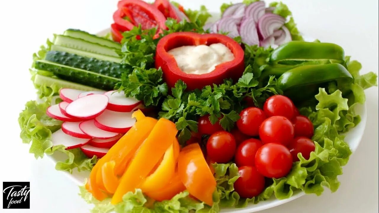 Как подать овощи. Нарезка овощей. Овощные нарезки. Красивая тарелка с овощами. Свежие овощи на тарелке.