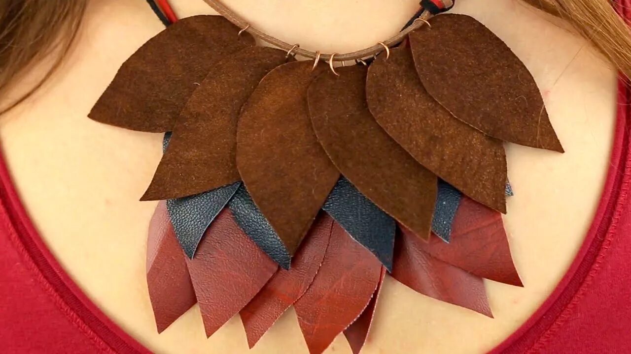 Что можно сделать из кожи своими руками. Колье из кусочков кожи. украшения из кожи своими руками. изделия из обрезков кожи. кусочки кожи поделки.