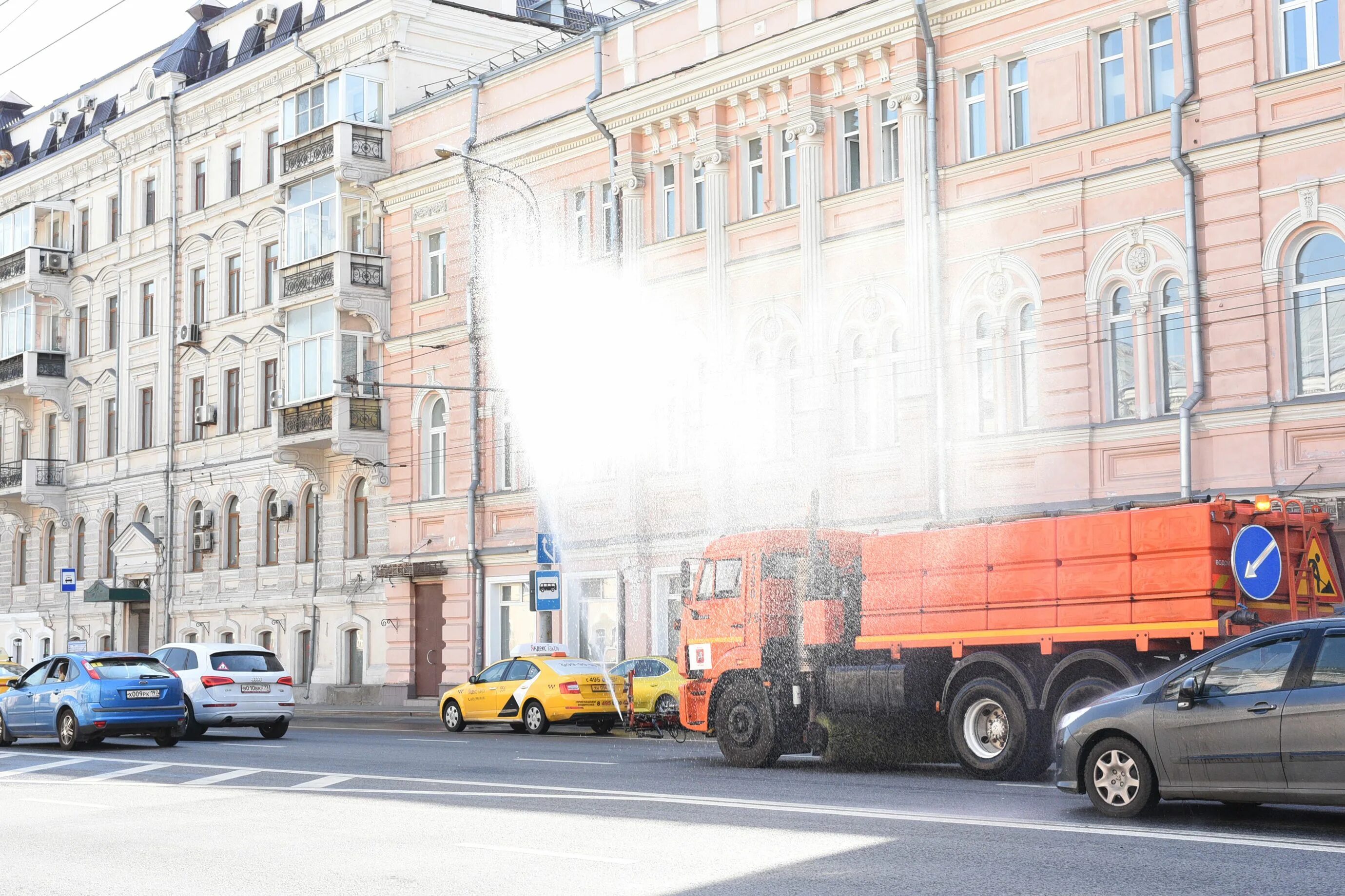 Поливальные машины в Москве. Поливальные машины в Москве в жару. Поливальные машины для дорог. В Москве поливают улицы.