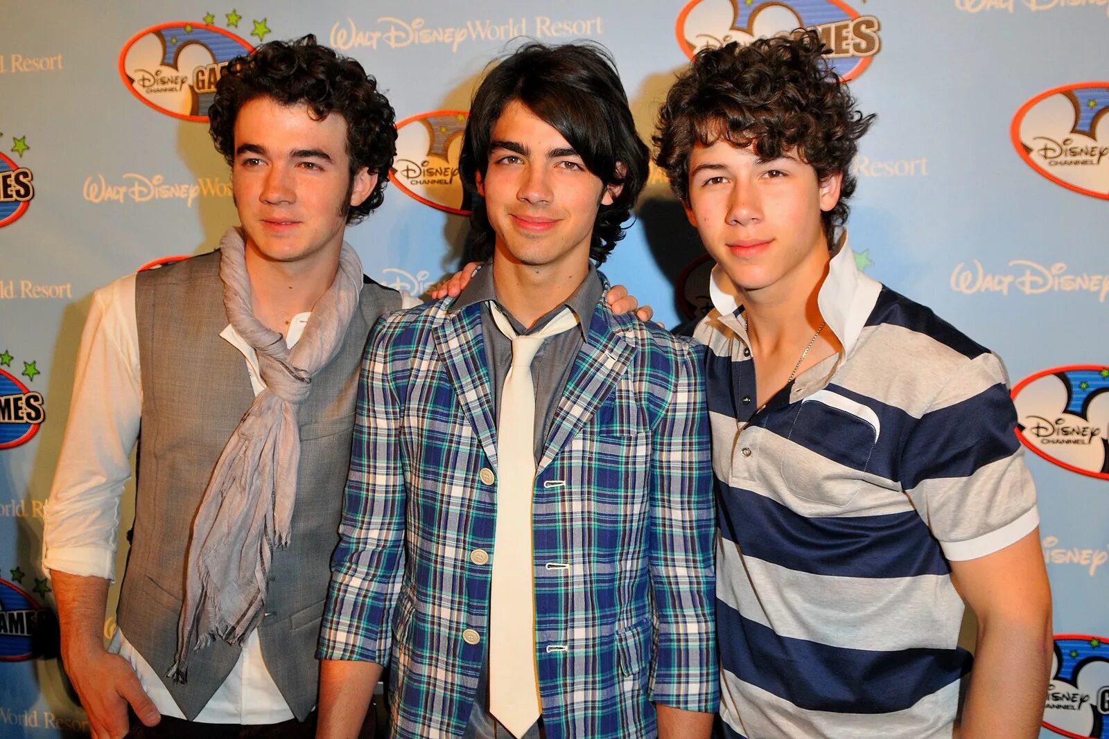 Sucker jonas brothers. Братья Джонас 2005. Группа Jonas brothers Дисней. Братья Джонас 2017.