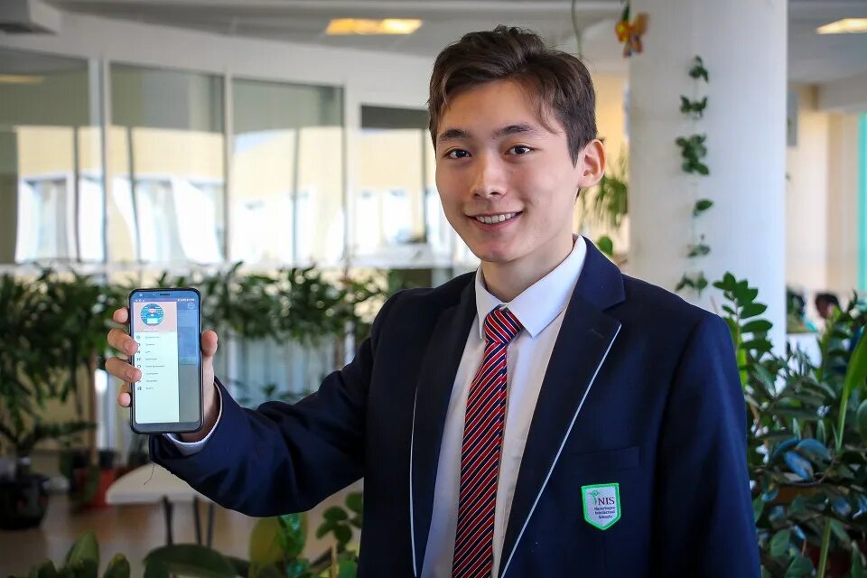 Программисты гугл. Казахстанские программисты. Студенты казахстана. Двое смотрят на монитор слежка. Арман сулейменов.