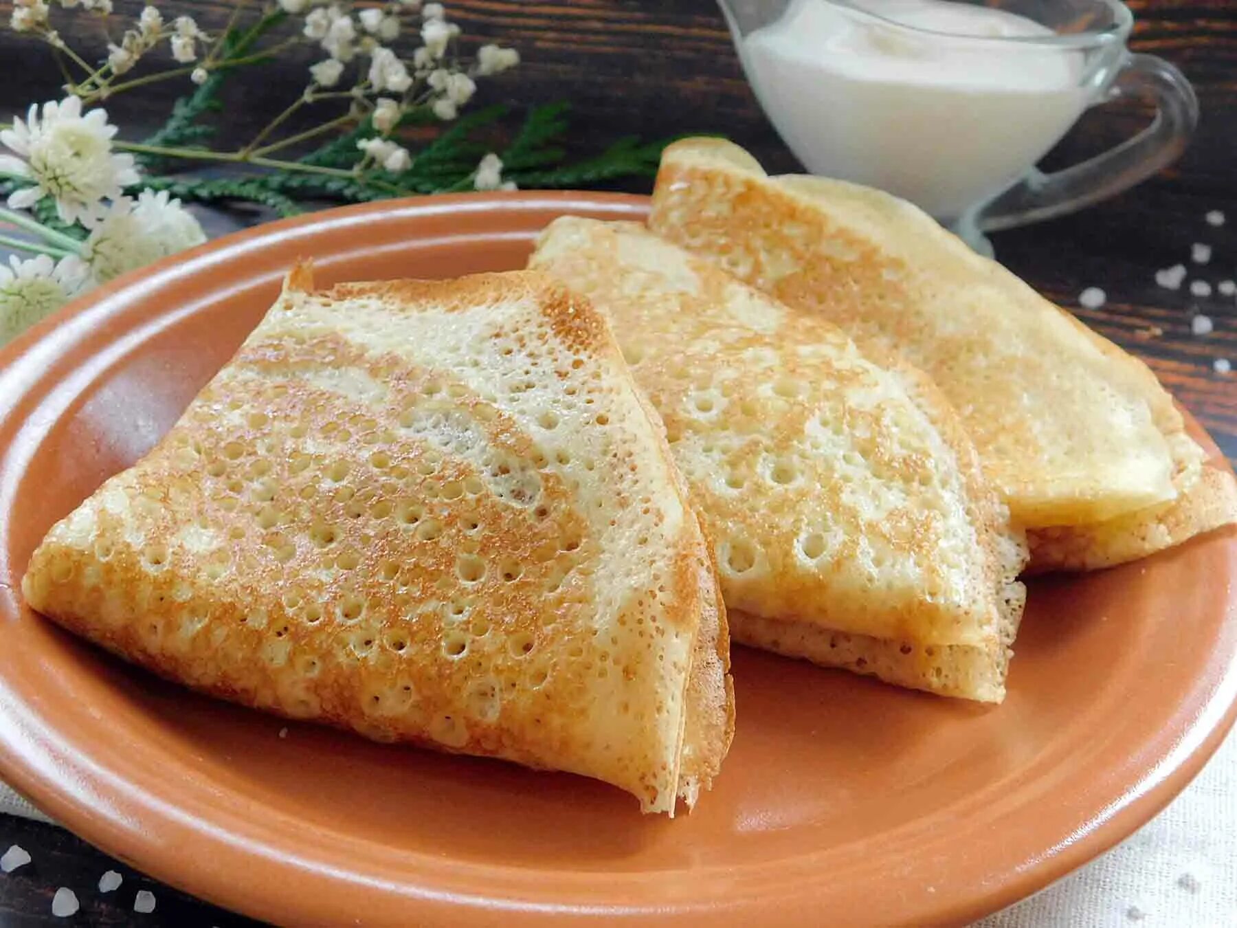 блины на дрожжах. блины дрожжевые толстые. блинчики на дрожжах. русские блины дрожжевые. пышные дрожжевые блины.