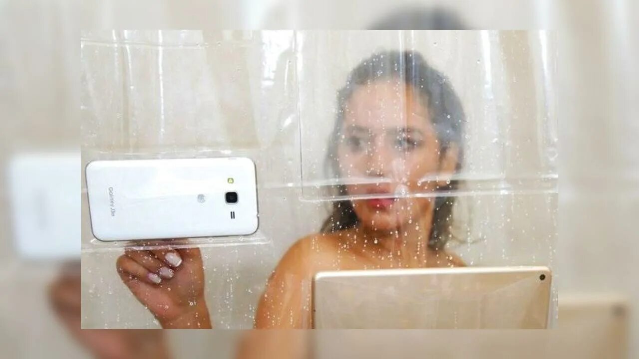 Скрыто мама в душе. В душе с телефоном. Смешные шторки для ванной. Телефон в ванной. Чел под душем с телефоном.