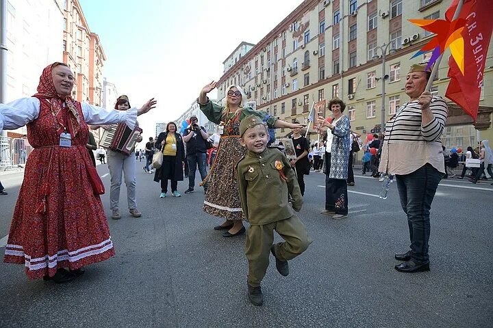 9 Мая акции фото. Шагает полк