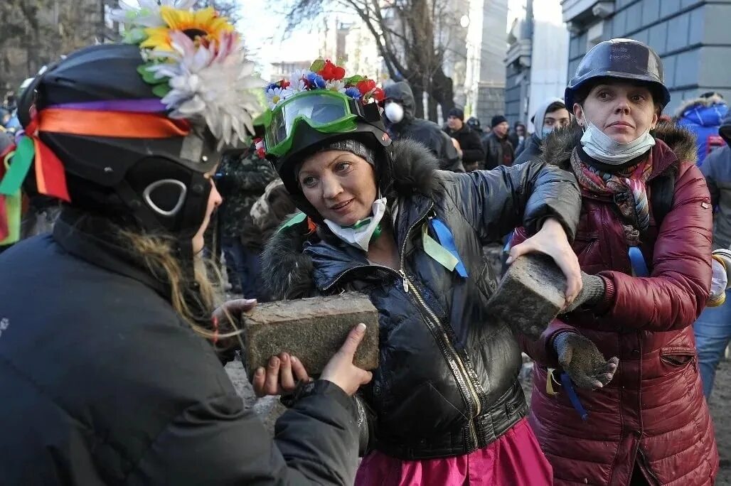 Майдан по первому. Майдан 2014 кастрюлеголовые. Кастрюли Киев Майдан 2014. Майдан женщины.