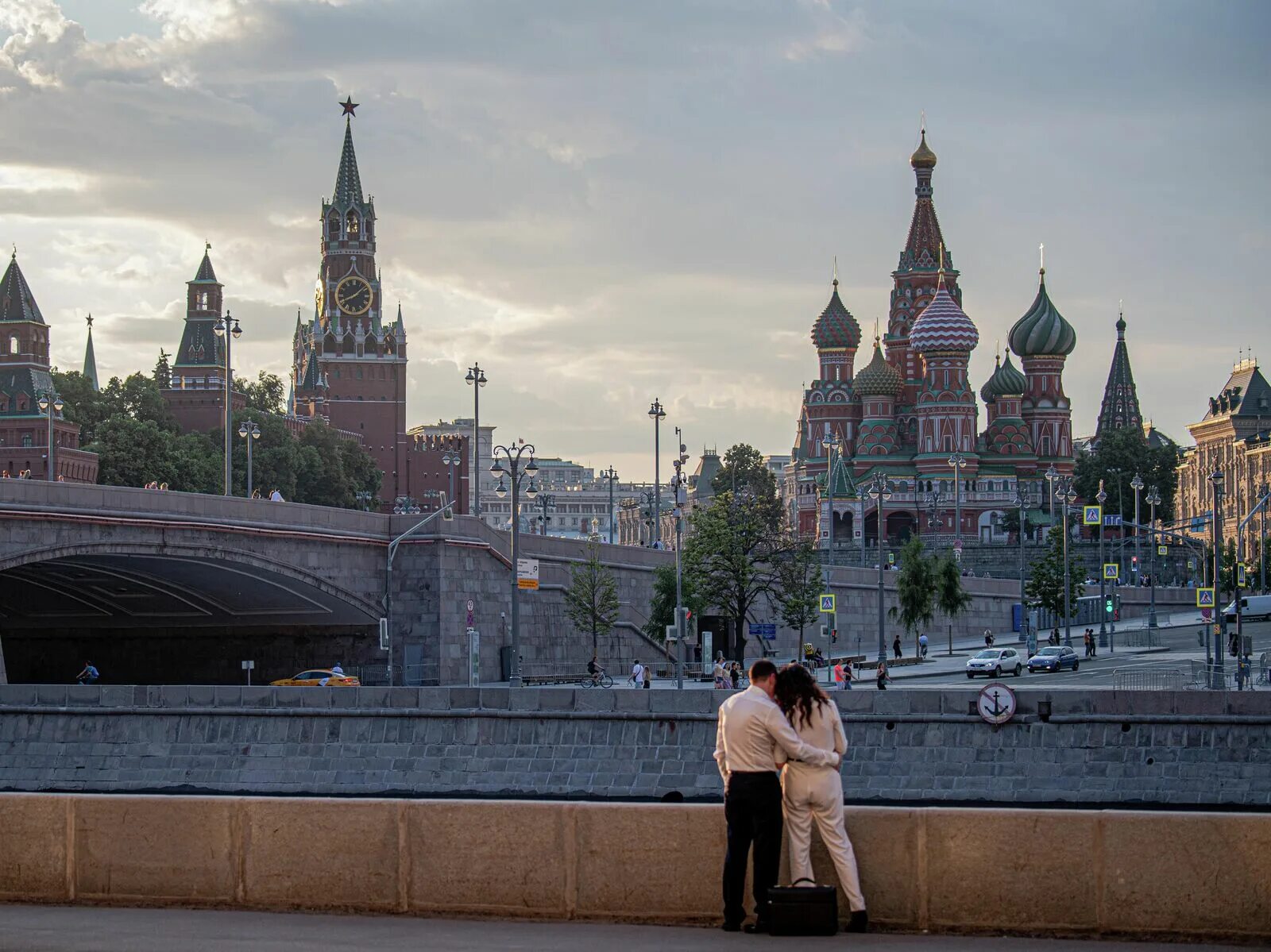 Жить в реальном времени. Москва люди. Центр Москвы. Красивые места в Москве. Москва центр города.