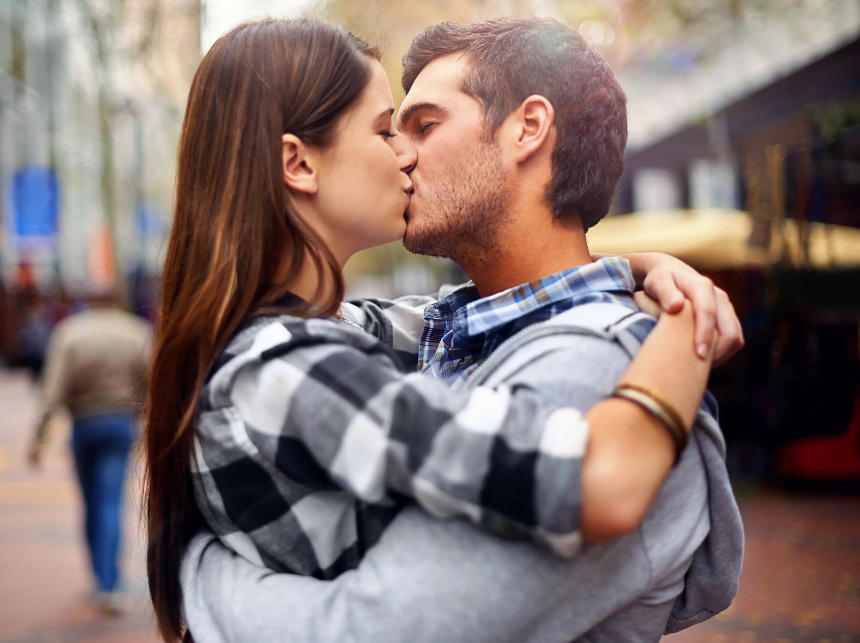 I like kissing. Пара поцелуй. Поцелуй молодой пары. Целующиеся пары. Поцелуй фото.
