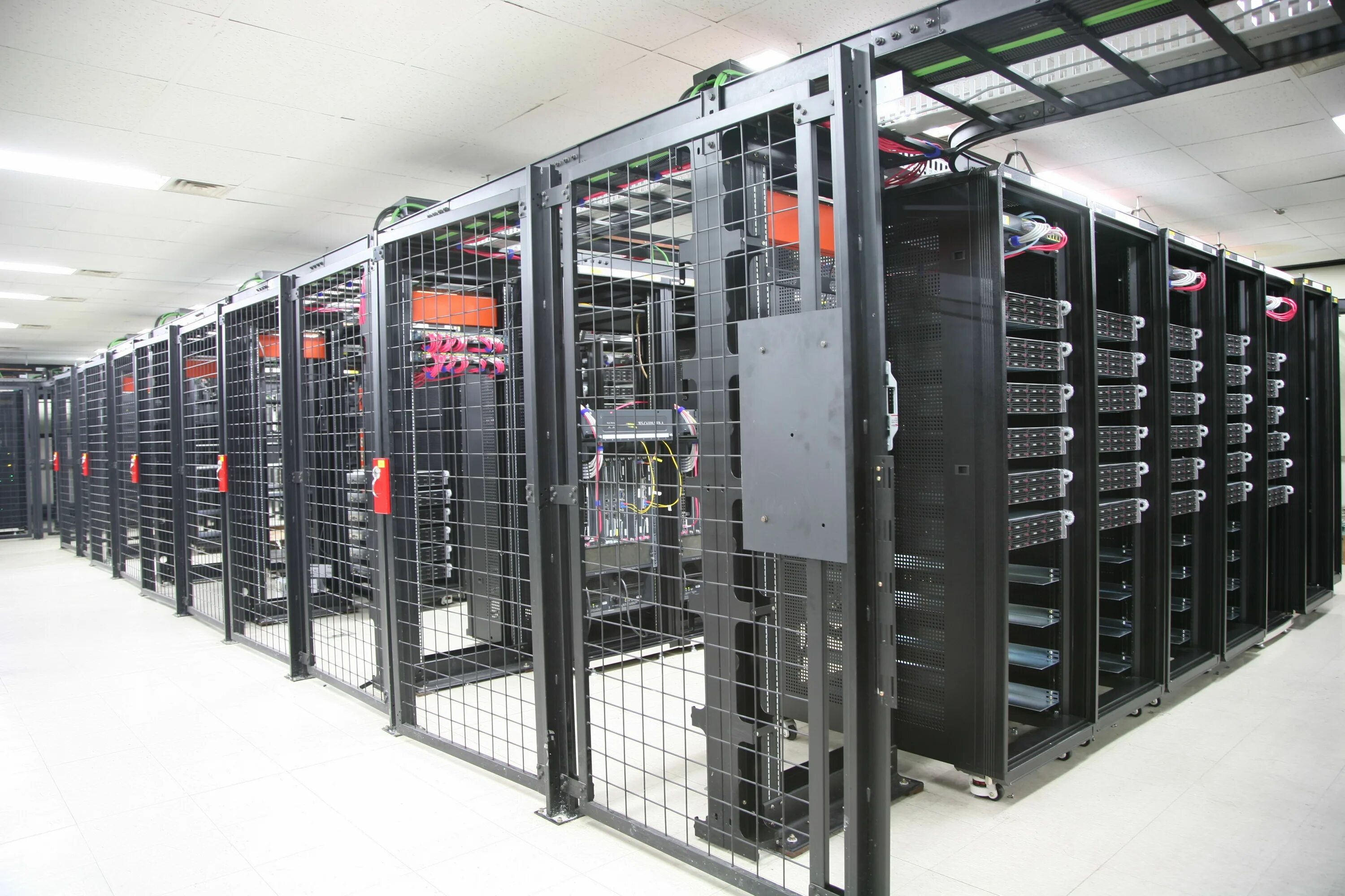 серверная стойка с серверами. зип для серверного и сетевого оборудования поставка из китая. сервер европа. сервер zip. сервер.