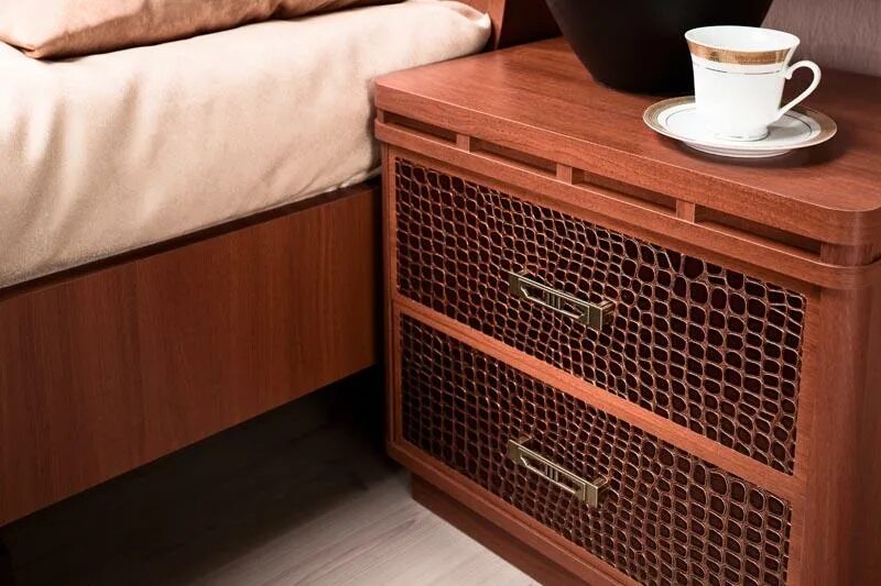 обшивка кожей мебель. обшивка кожей мебель. обшиваем диван кожаный. отделка комода кожей. мягкий кожаный диван.