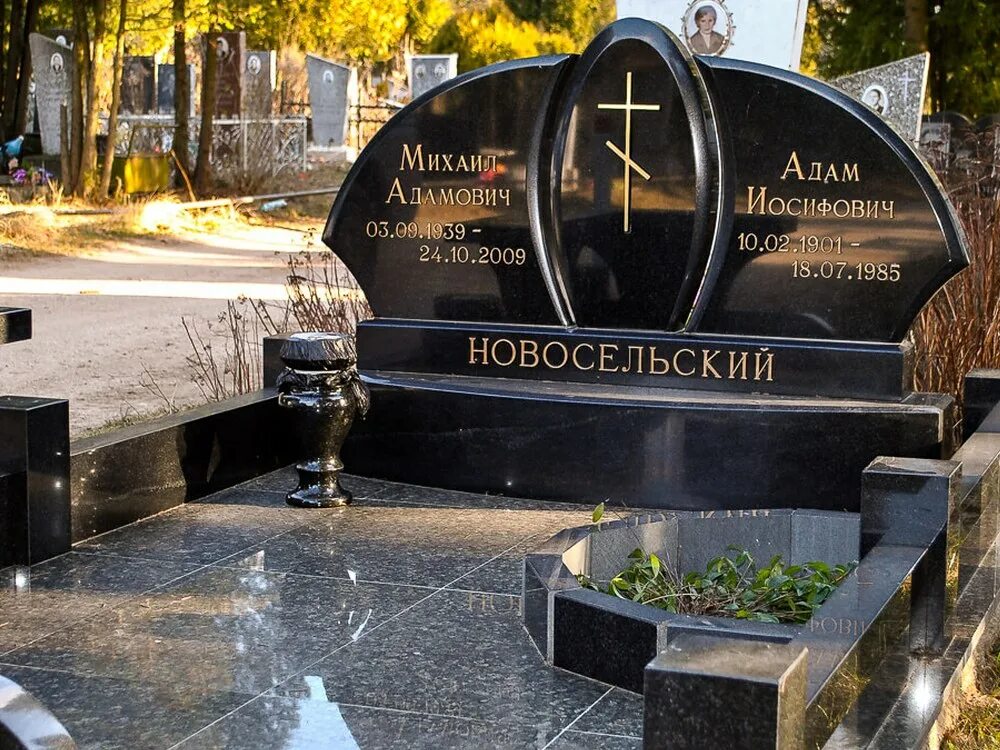 гранитные памятники 1000x1000. семейные памятники. двойной памятник из черного гранита. семейные памятники на могилу. двойные памятники из гранита.