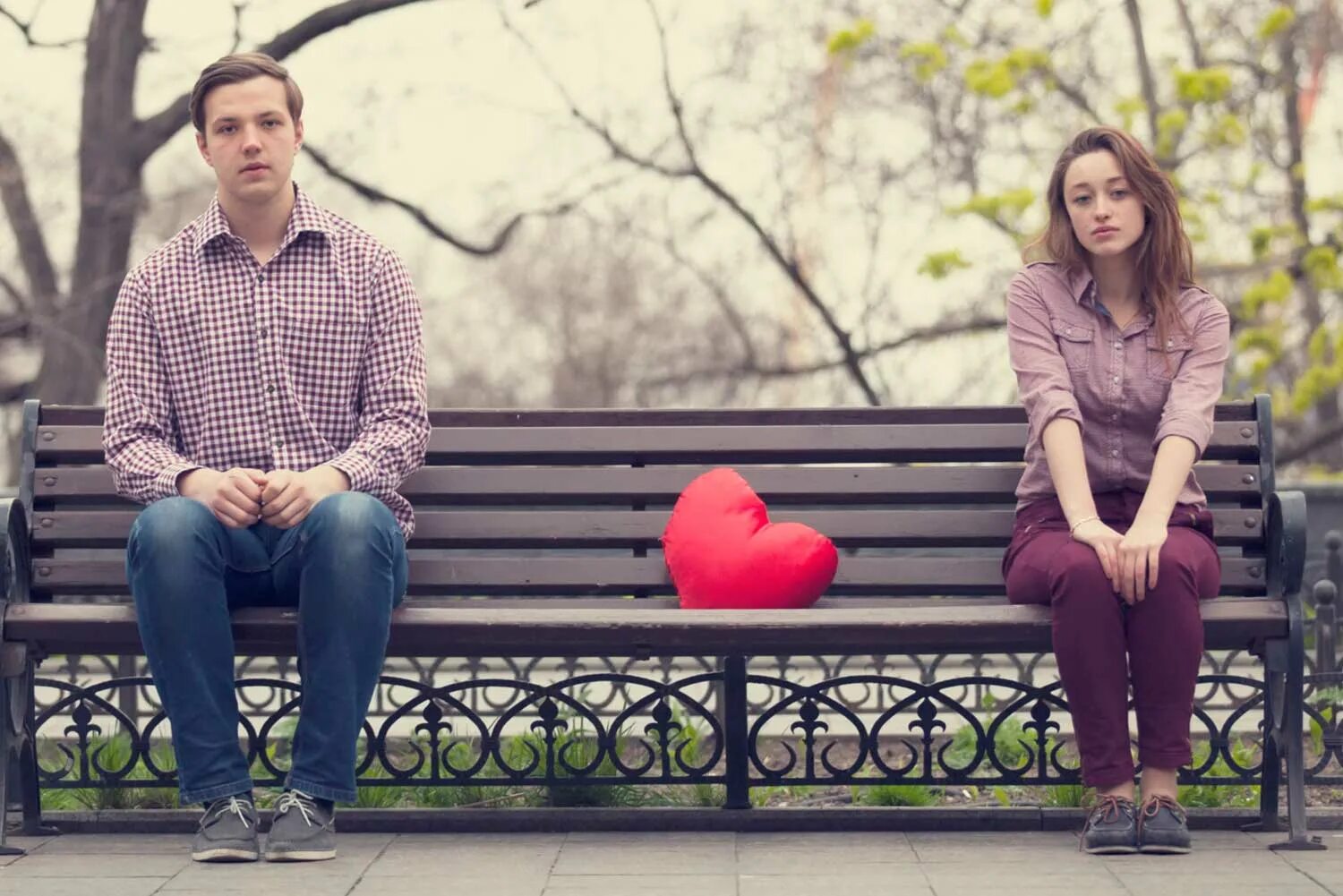 Русские девушки сидит лицо парень. Мужчина и женщина на скамейке. Девушка и парень сидят на скамейке. Мужчина на лавочке. Молодые люди на скамейке.