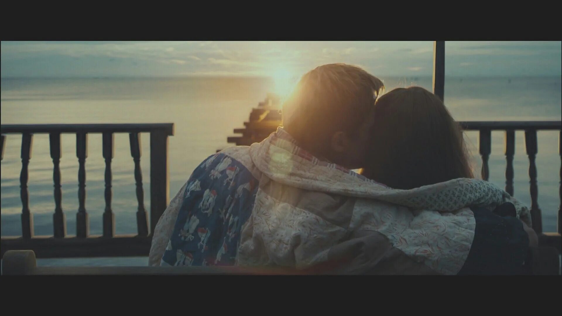 Помнить тебя поцелуем. Пара под пледом на море. Влюбленные на берегу моря. Влюбленные у окна. Пара в пледе со спины.