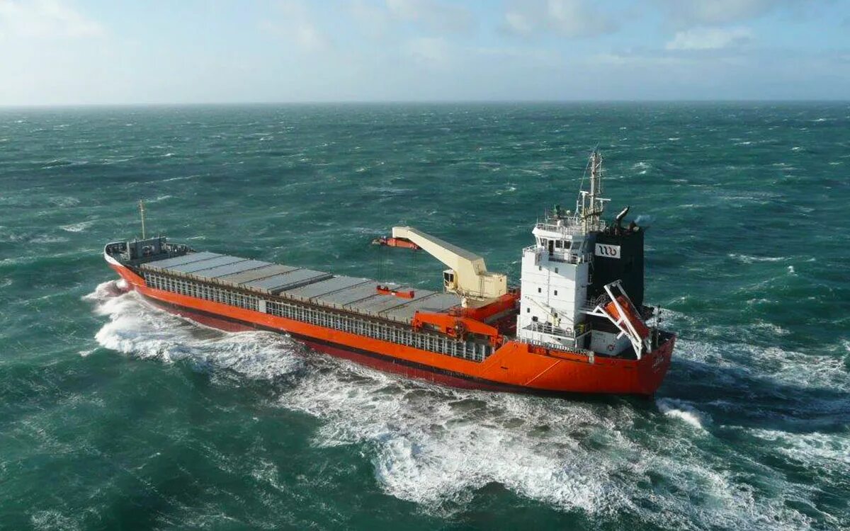 Cargo vessel. Балкер корма. Клинкер судно.