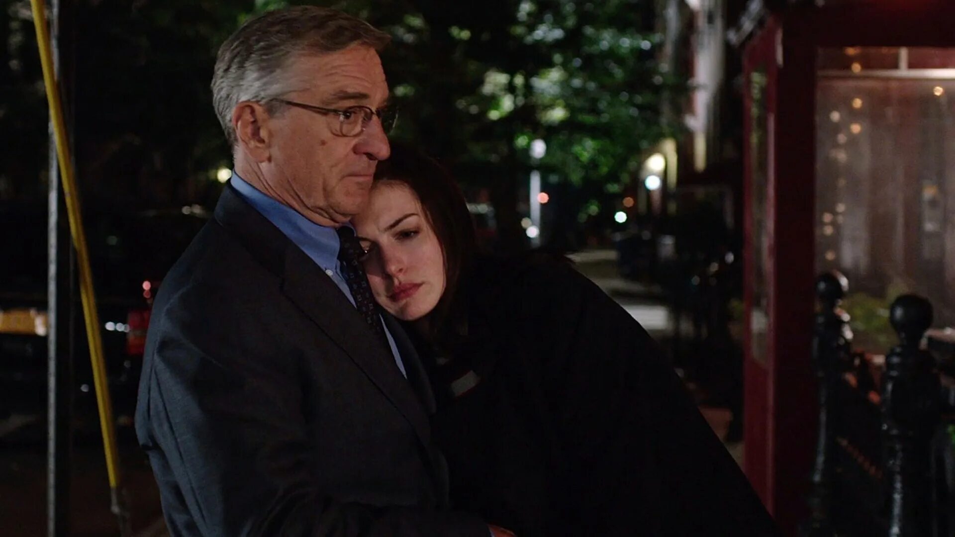 Стажер с робертом де. Стажер с робертом де. Энн хэтэуэй стажер. Бен уиттакер стажер. Стажер с робертом де.