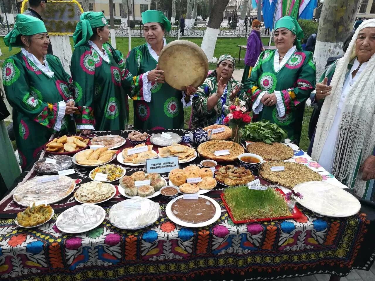 Праздник Навруз праздничный стол. Навруз дастурхони. Навруз в Узбекистане. Стол Навруза в Киргизии.