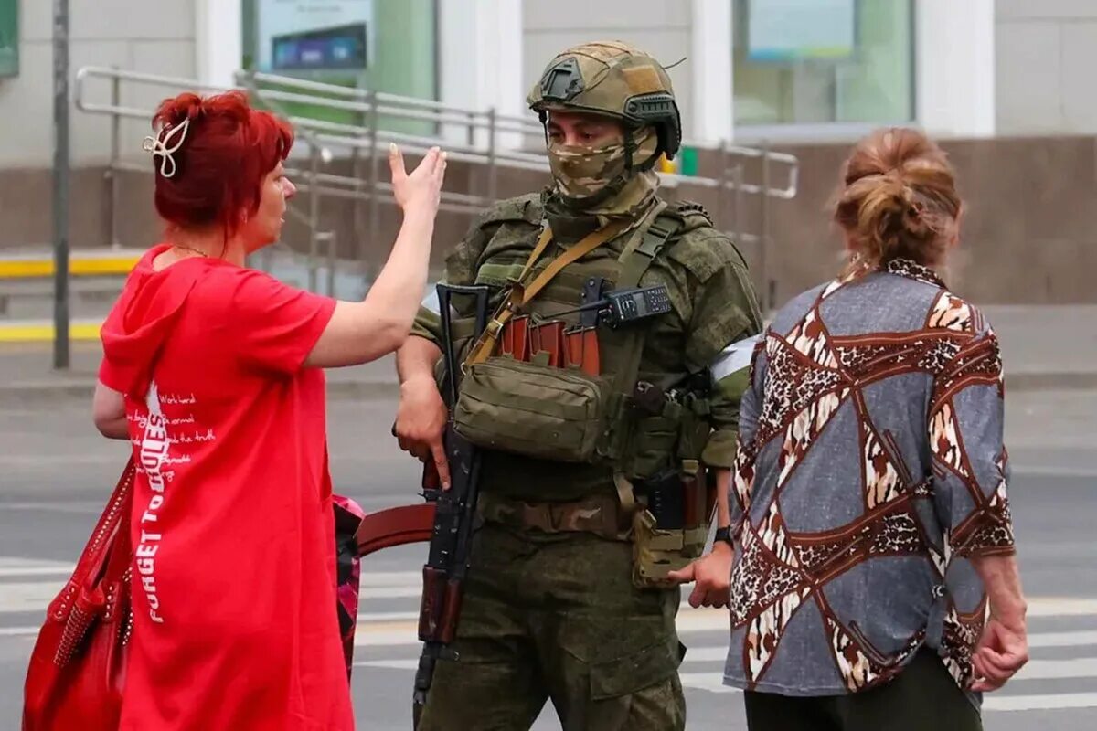 Военный человек. Вооруженные люди в Москве. Русский солдат. Военный город.