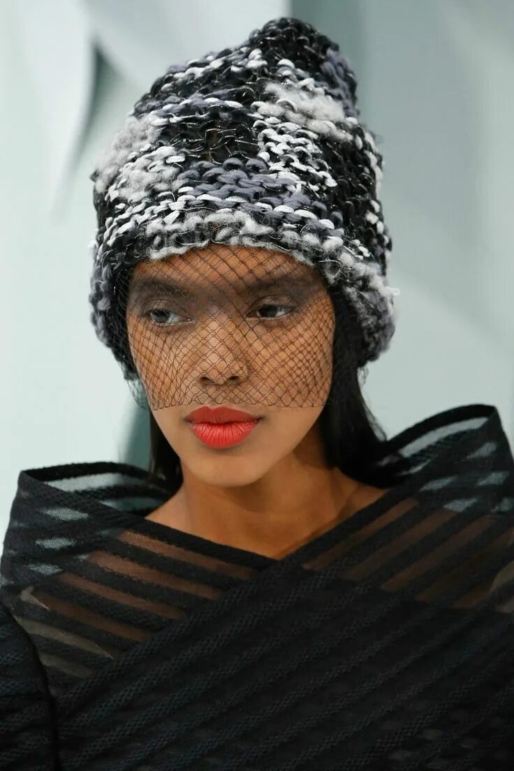 Jean Paul Gaultier at Couture Fall 2017 Chapeau tricoté, Chapeau crochet, Automn