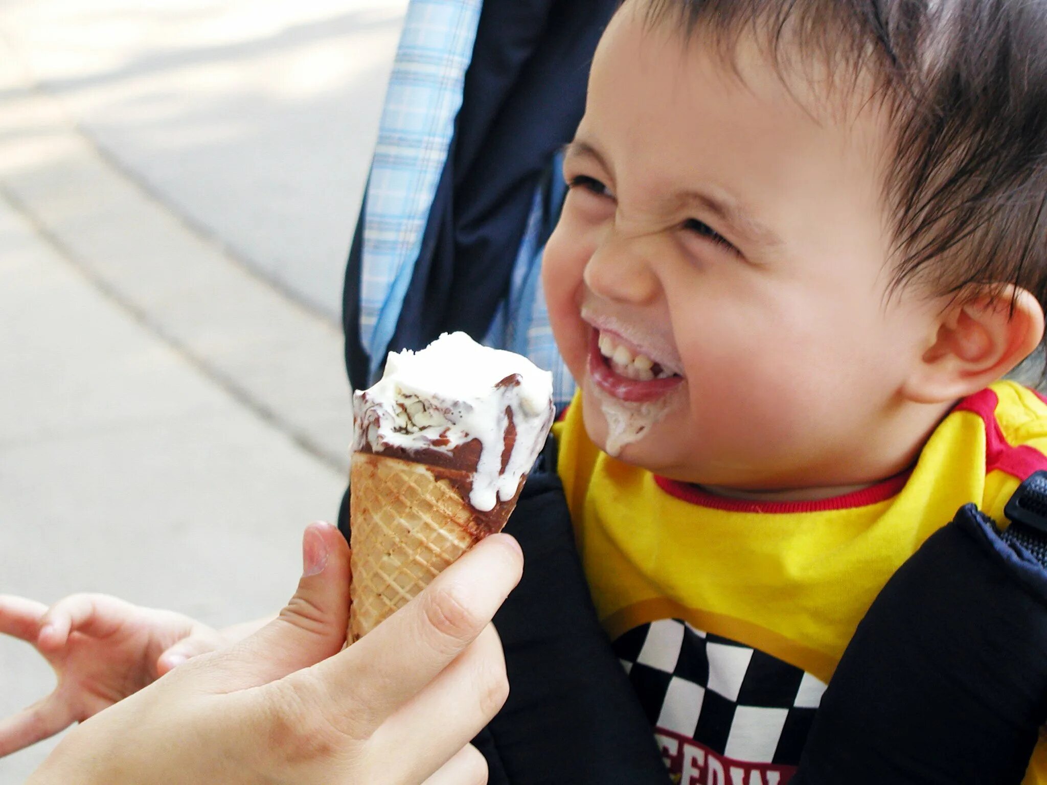 Есть мороженое ночью. Кушать мороженое. Ребенок с мороженым. Мальчик и мороженое. Мальчик с мороженым.
