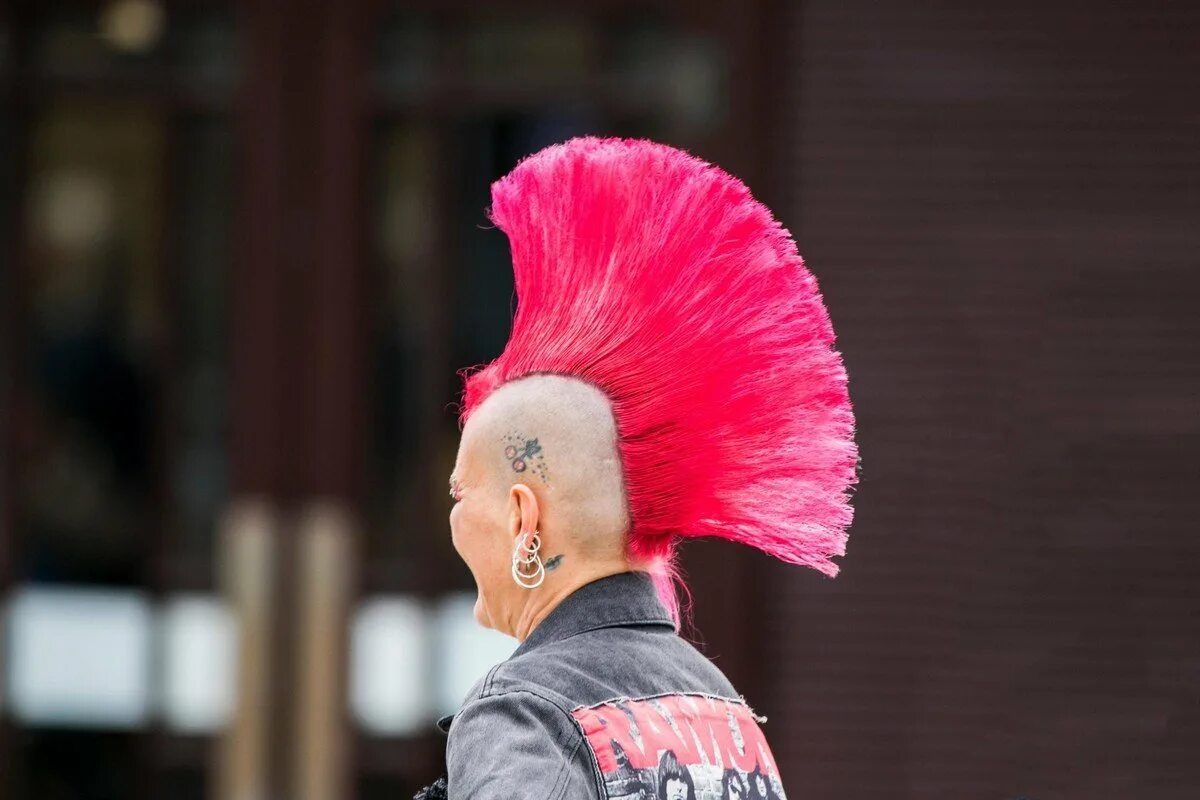 Красный панк. Ирокез mohawk красный. ирокез джесси лич. сикстинайн ирокез. шарлин ирокез.