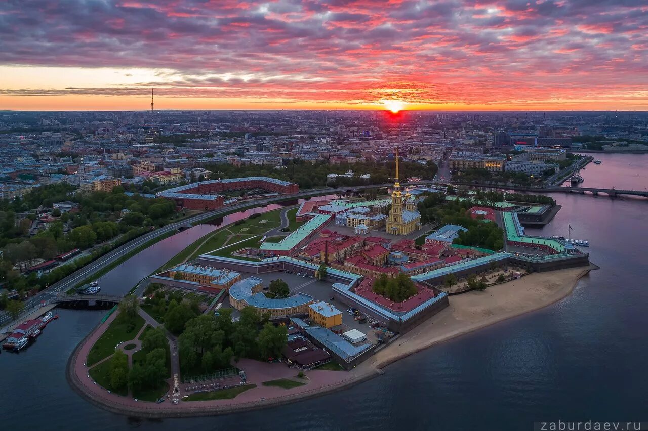 Атмосфера лета в санкт петербурге. Санкт-петербург. Жители питера и солнце. Вечерняя атмосфера в питере. Атмосферный санкт петербург.