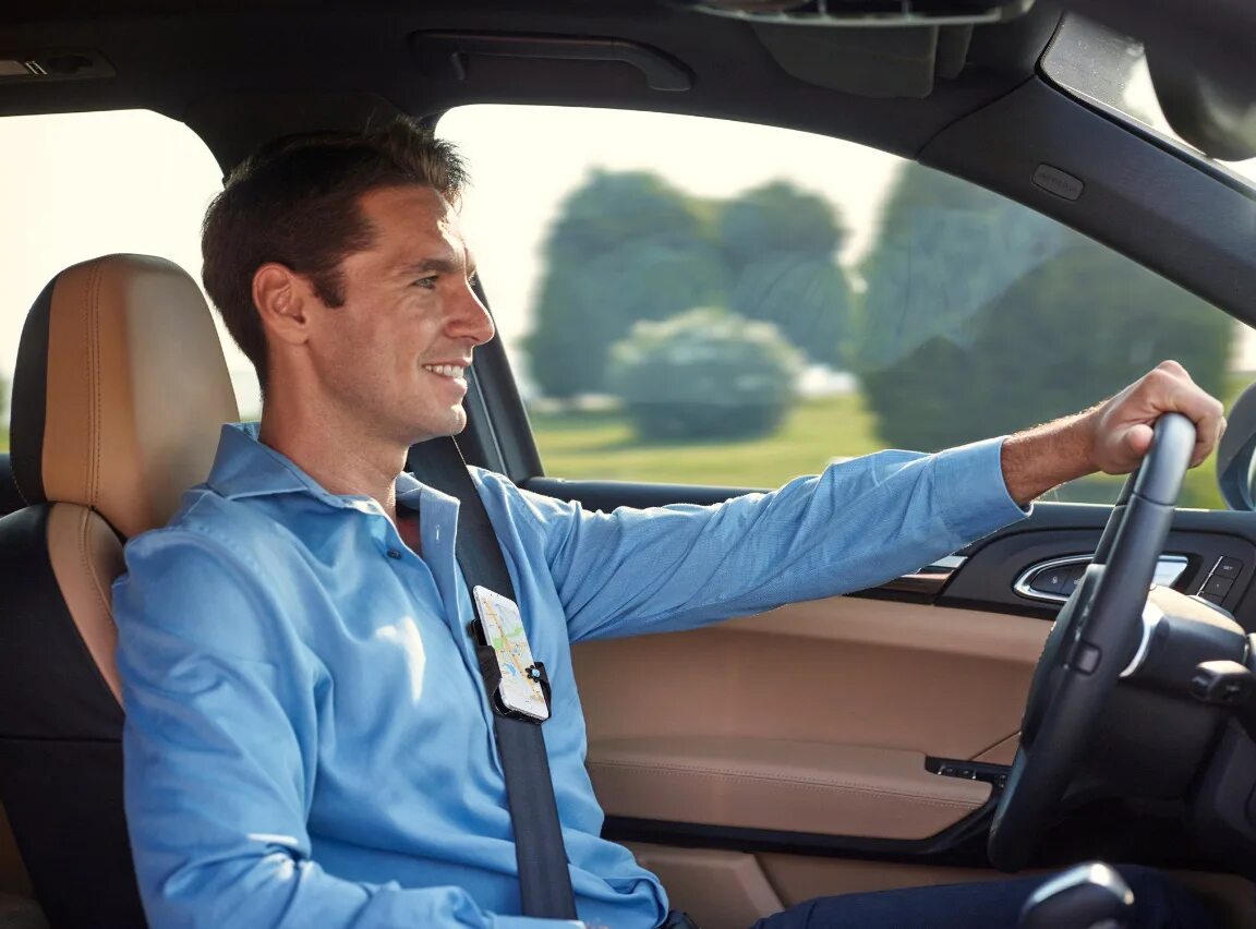 Driver caring. Счастливый мужчина. счастливый автолюбитель. комфортное вождение. car driver.
