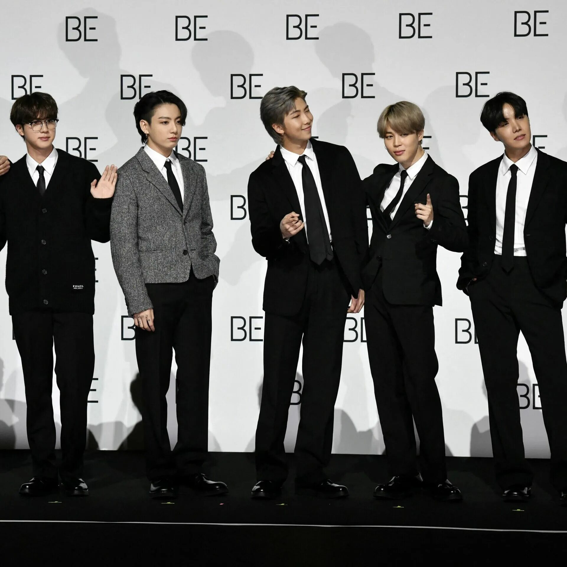 Bts ориентация участников. БТС участники. Группа БТС 2022. BTS К поп группа + имена8k. Продюсер группы BTS.