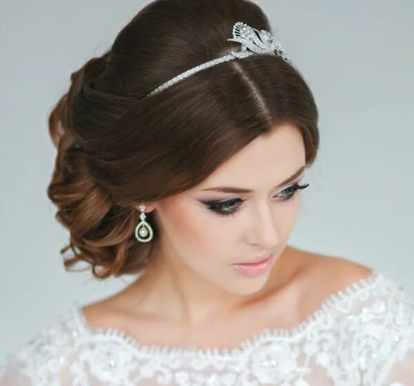 Свадебные прически на средние волосы - 20 красивых идей (фото) Fashion, Crown, C