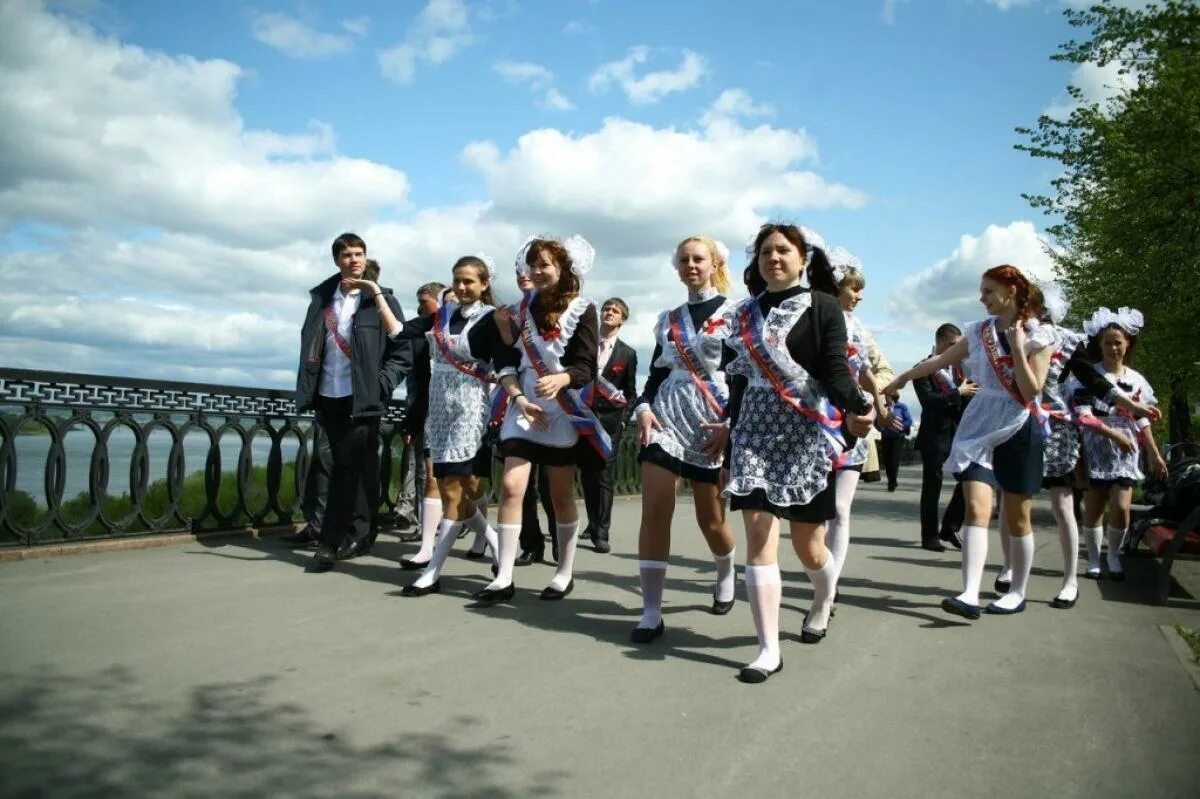 Выпускники школы. Выпускной начальной школы идеи. Школьники выпускной. Прощание со школой выпускной. Линейка выпускников.