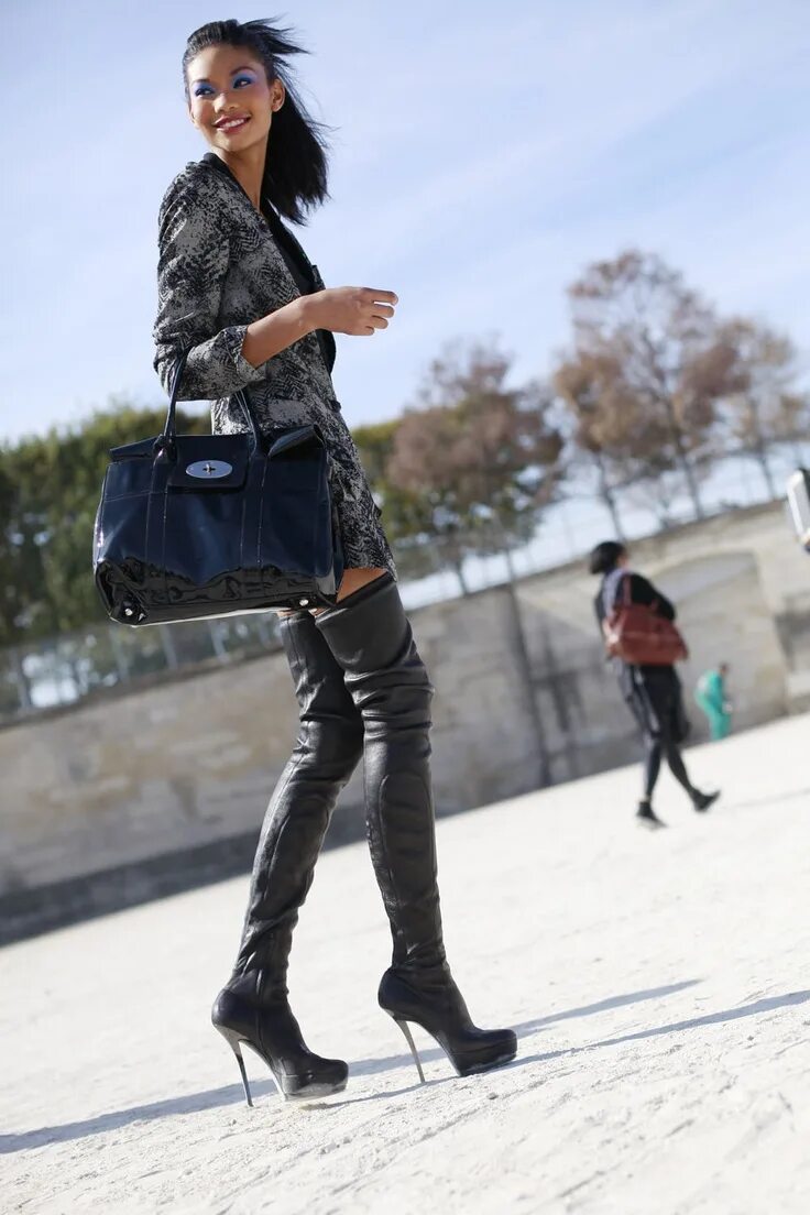 Брюнетка в высоких сапогах. Ariadna majewska в сапогах. Фото 3д женщины брюнетки. Ltdeirf в замншевых сапога. Катрин джейд в ботфортах.