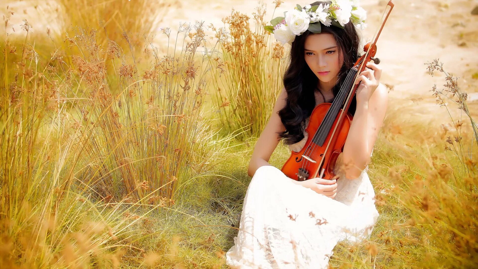 Скрипка красивая музыка слушать. Девушка скрипка природа. Скрипка с красивой девочкой. Фотосессия со скрипкой на природе. Фотосессия скрипачки на природе.