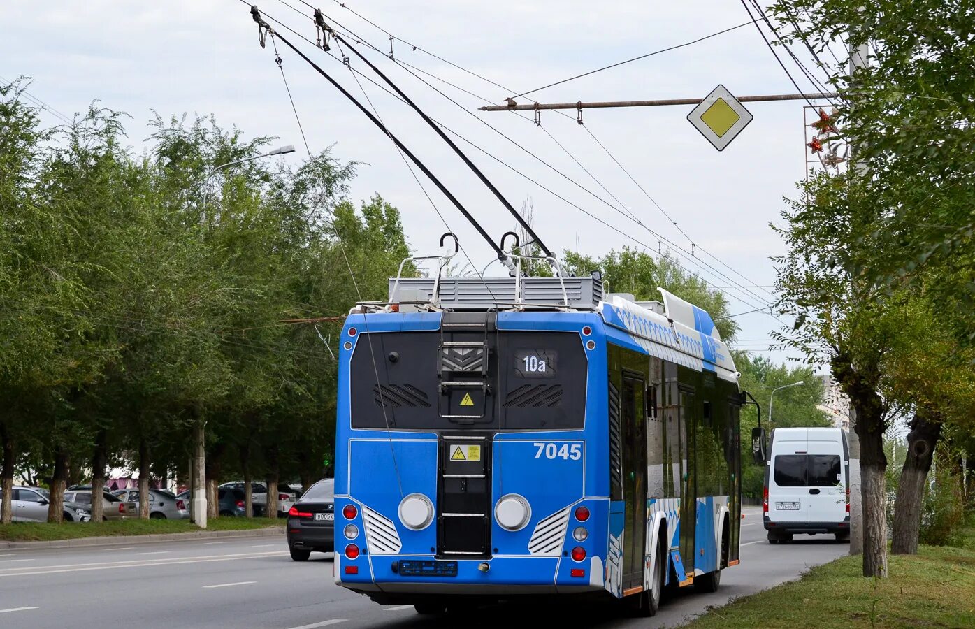 БКМ 32100d троллейбус. Троллейбус БКМ 321. БКМ 32100d кабина водителя.