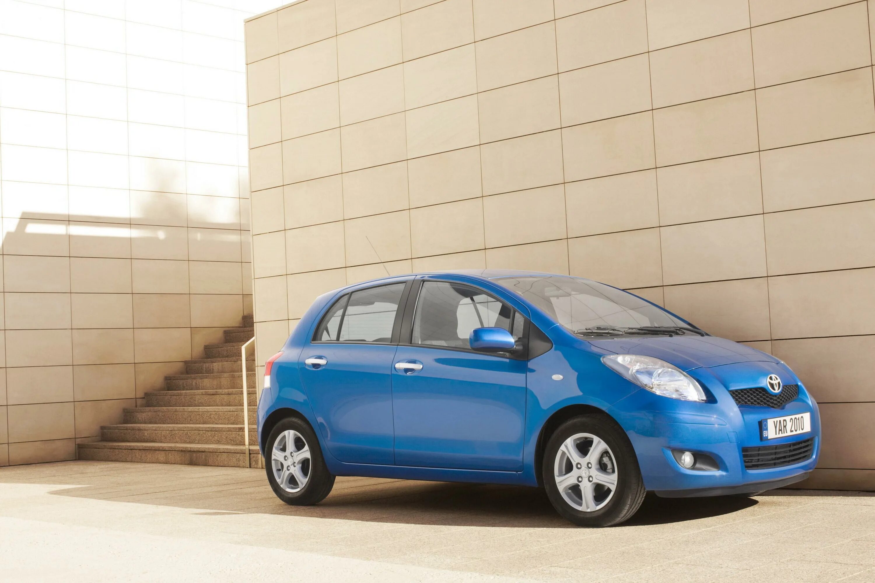 Тойота ярис 2. Тойота ярис фреон. Toyota yaris 3 двери. Toyota belta левый руль. Toyota ярис 2008.