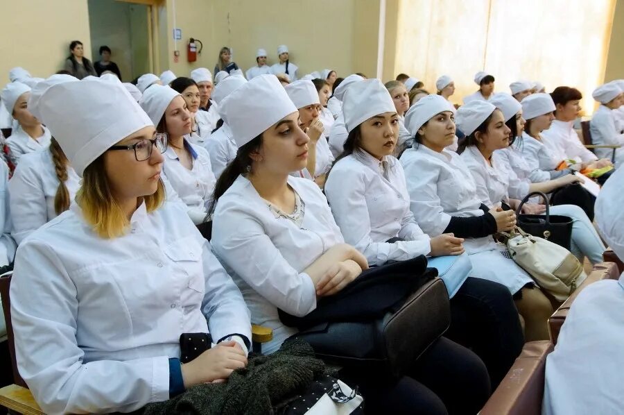 Врачи 5 поликлиники волжский. Медсестра в неврологии. Медсестра больницы 1 Волгоград. Медицинский Волжск. Награждение медицинской сестры.