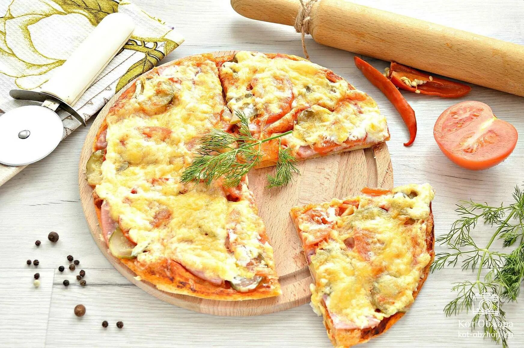 Пицца с сыром простой рецепт. Пицца с ветчиной и сыром. Пицца с грибами и колбасой. Пицца с ветчиной и сыром и помидорами. Пицца с ветчиной и помидорами.